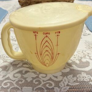 Vintage Tupperware measuring cup